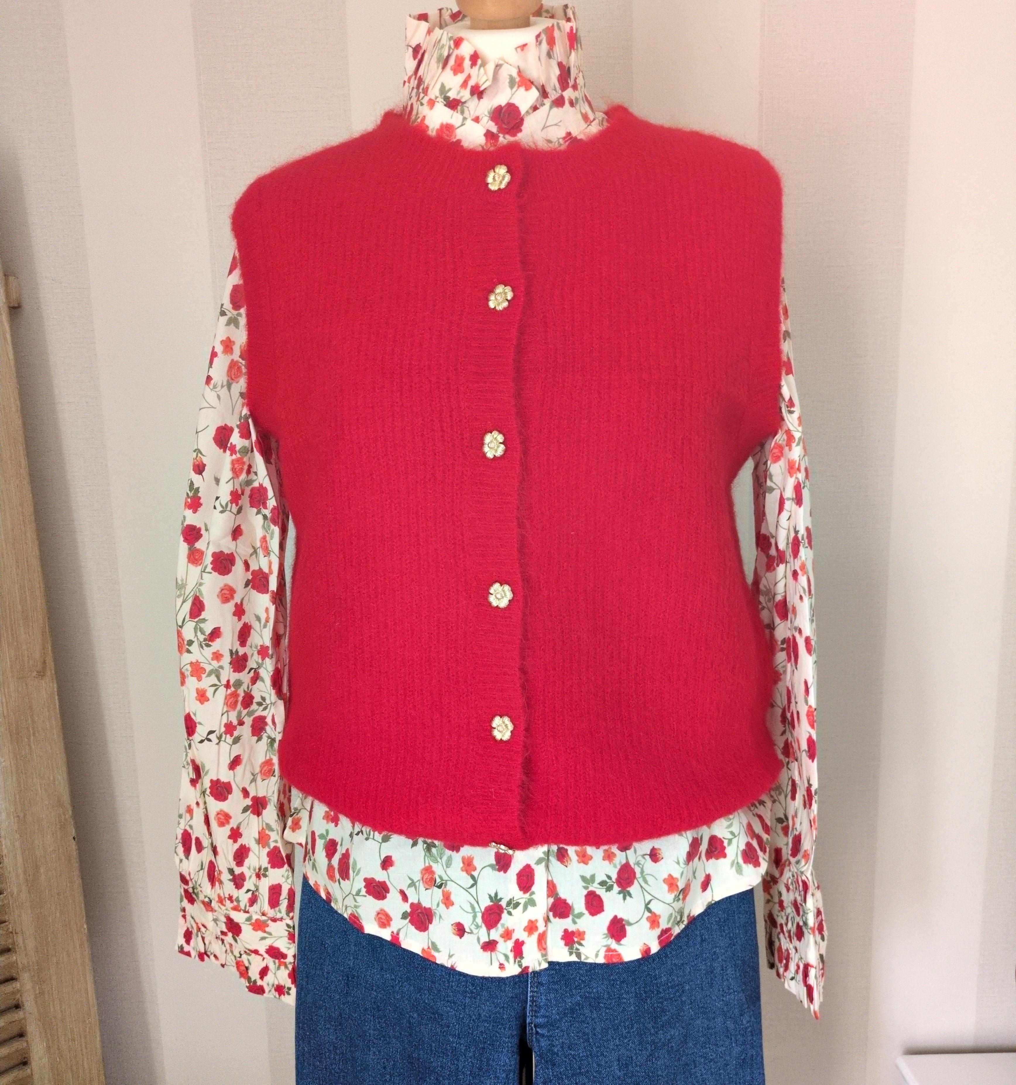 Gilet Rouge Sans Manches Maille - Boutons Dorés Chic Intemporel