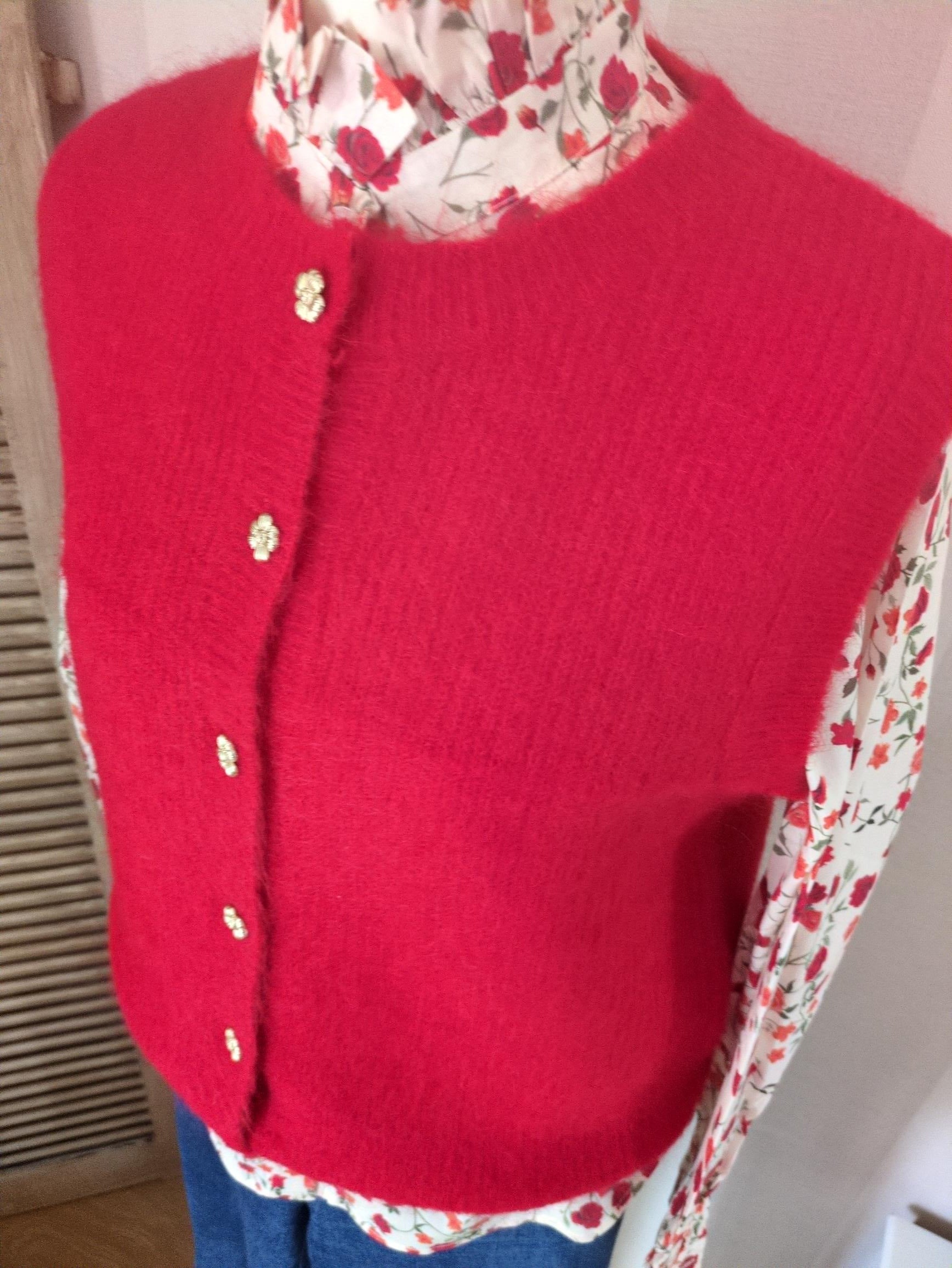 Gilet Rouge Sans Manches Maille - Boutons Dorés Chic Intemporel
