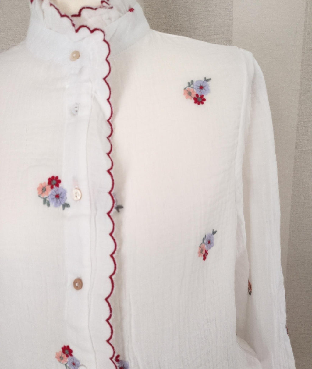 Chemisier Gaze Coton Blanc Fleurs Brodées In April 1986 - Col Volants Romantique