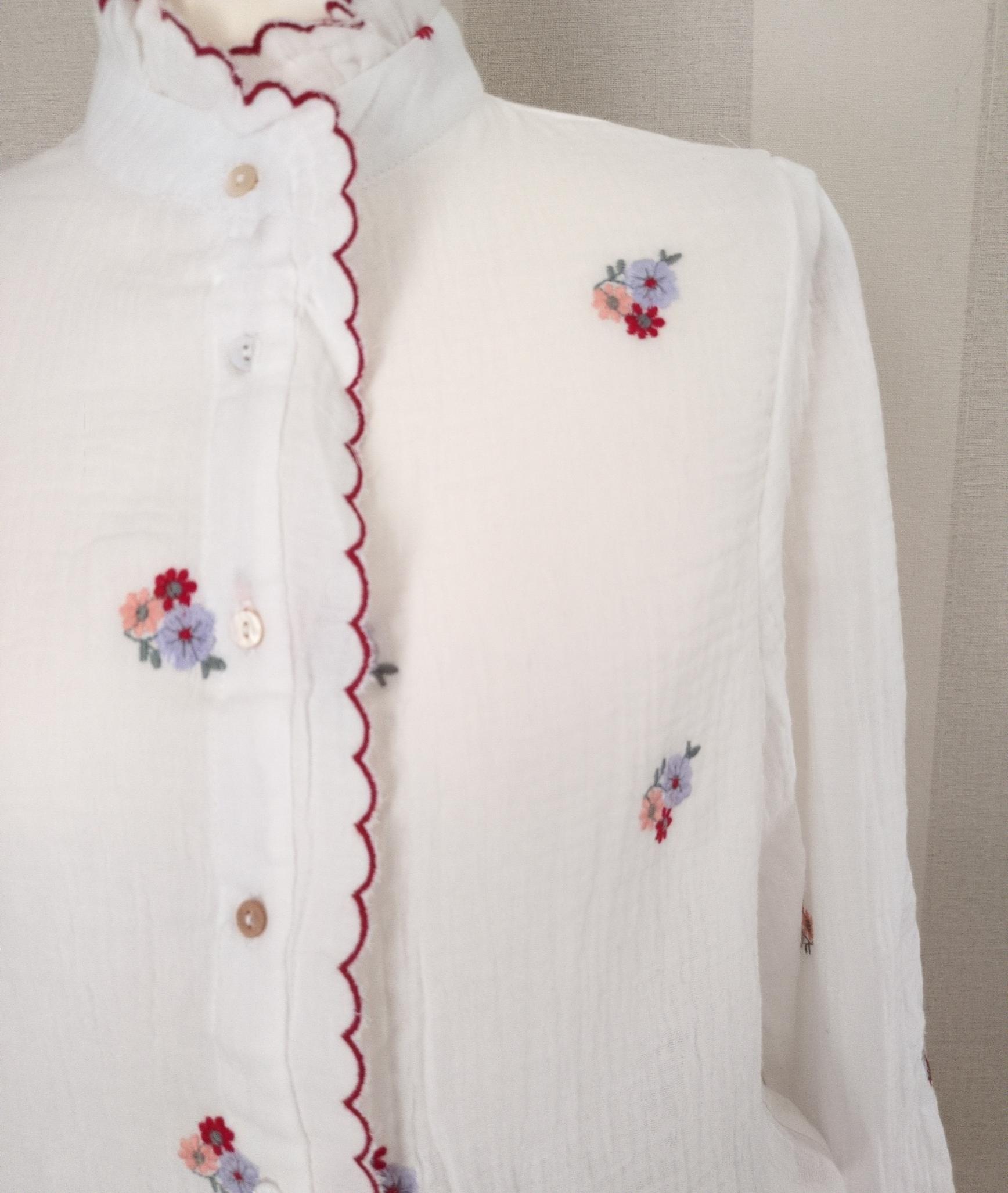 Chemisier Gaze Coton Blanc Fleurs Brodées In April 1986 - Col Volants Romantique