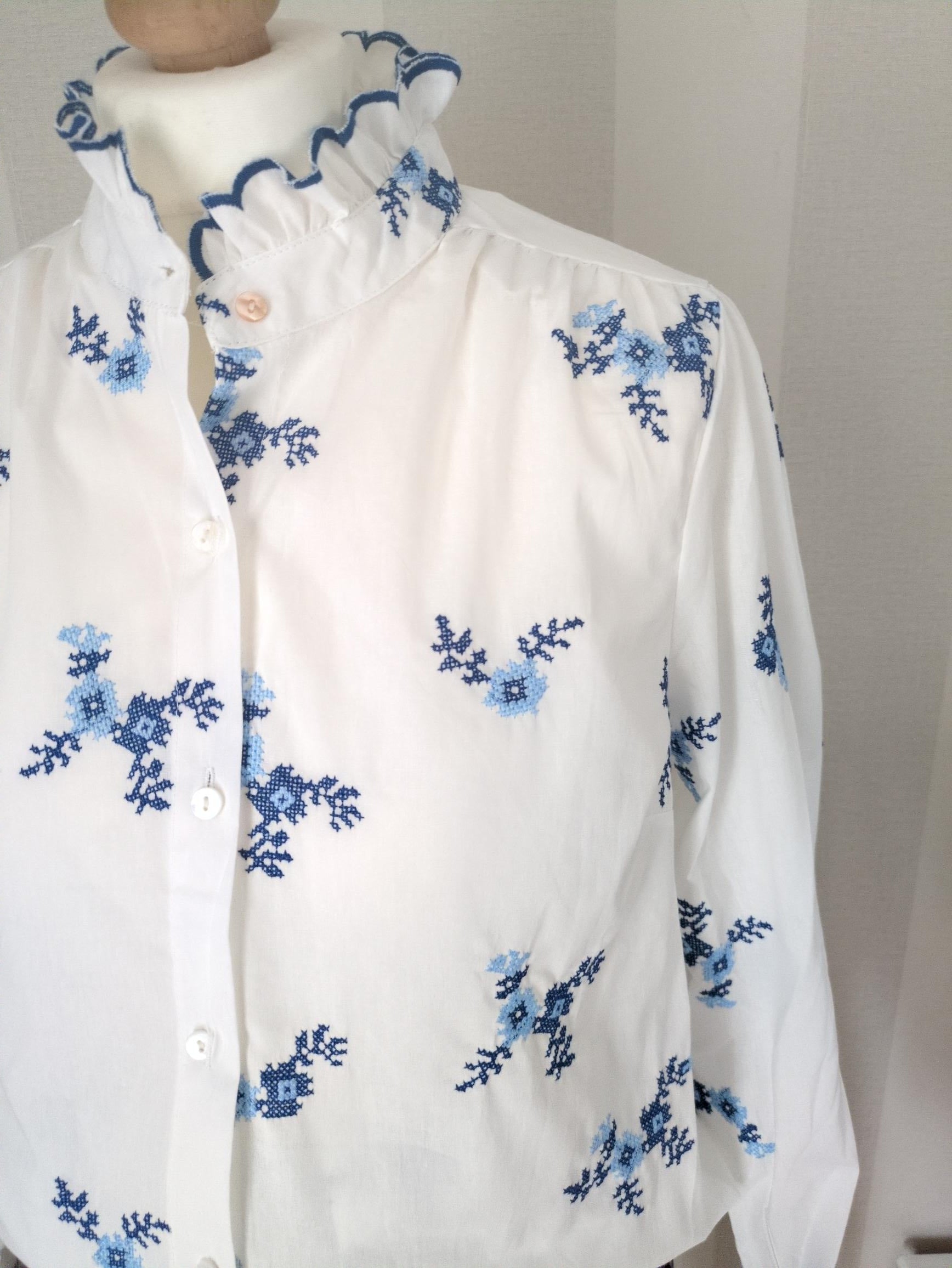 Chemisier Blanc Fleurs Bleues Coton - Col Volants Romantique Chic