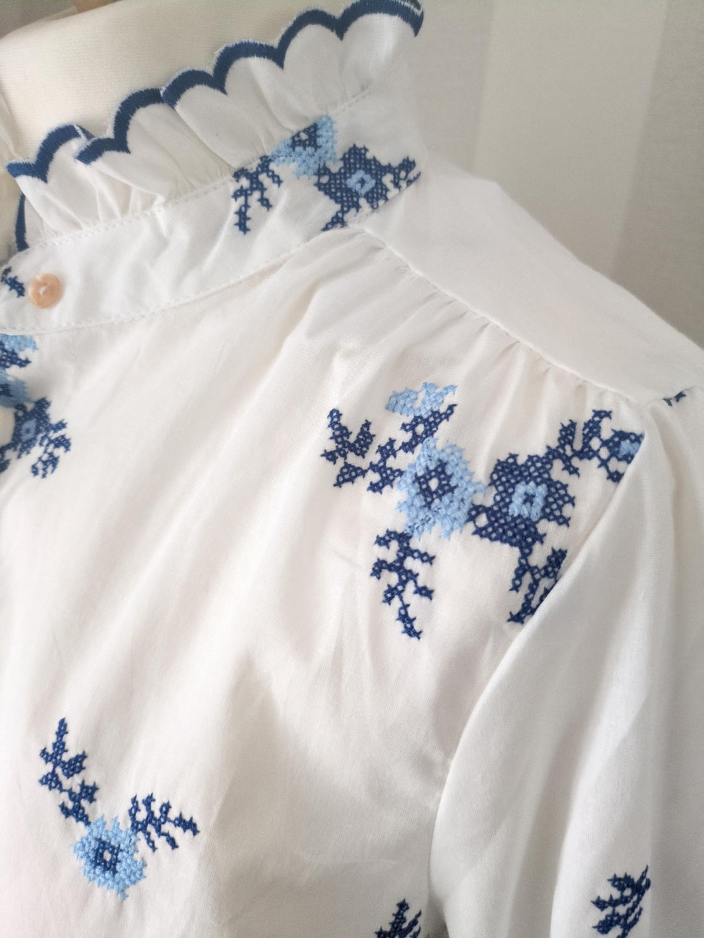 Chemisier Blanc Fleurs Bleues Coton - Col Volants Romantique Chic