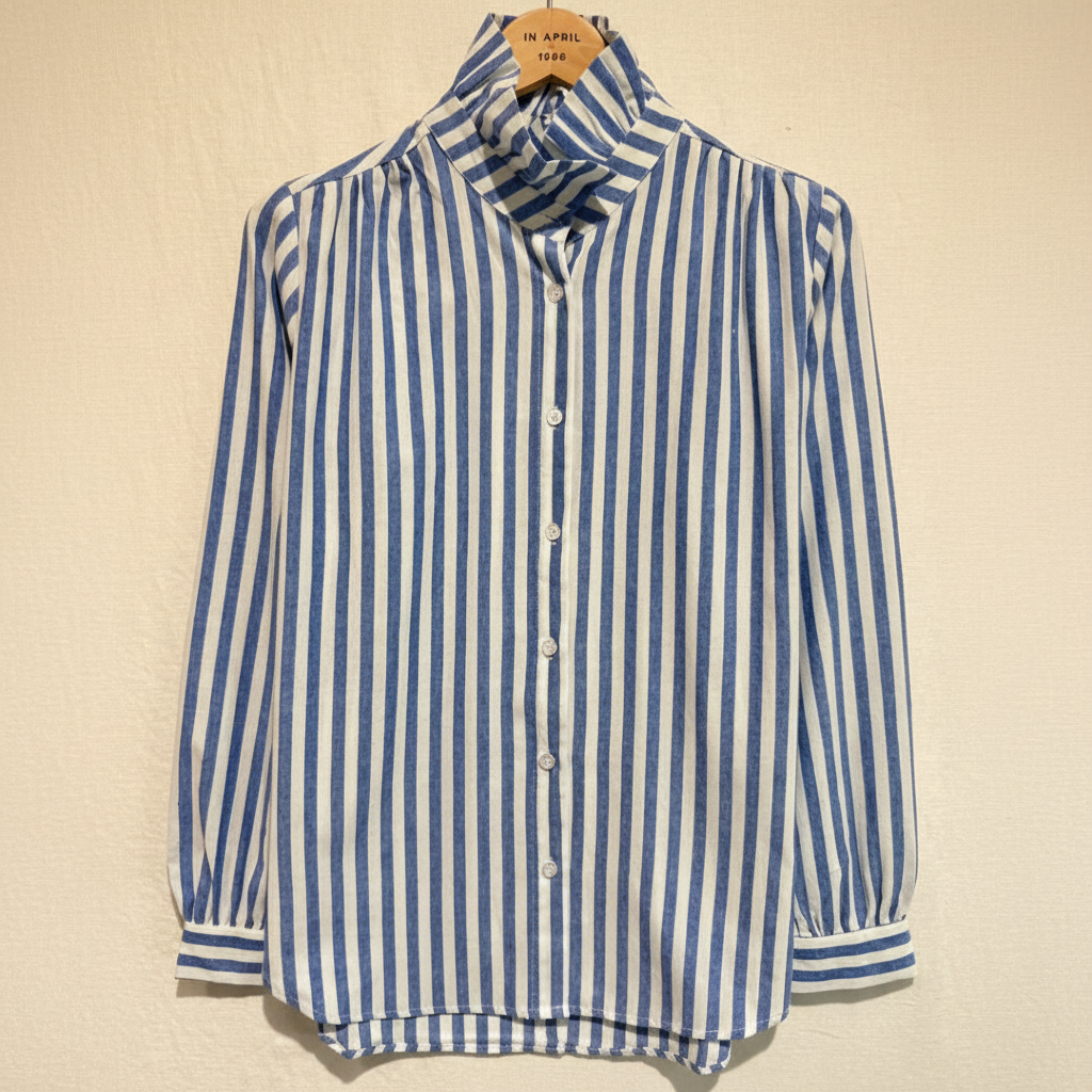 Chemise rayée bleu et blanc - format carré fond beige